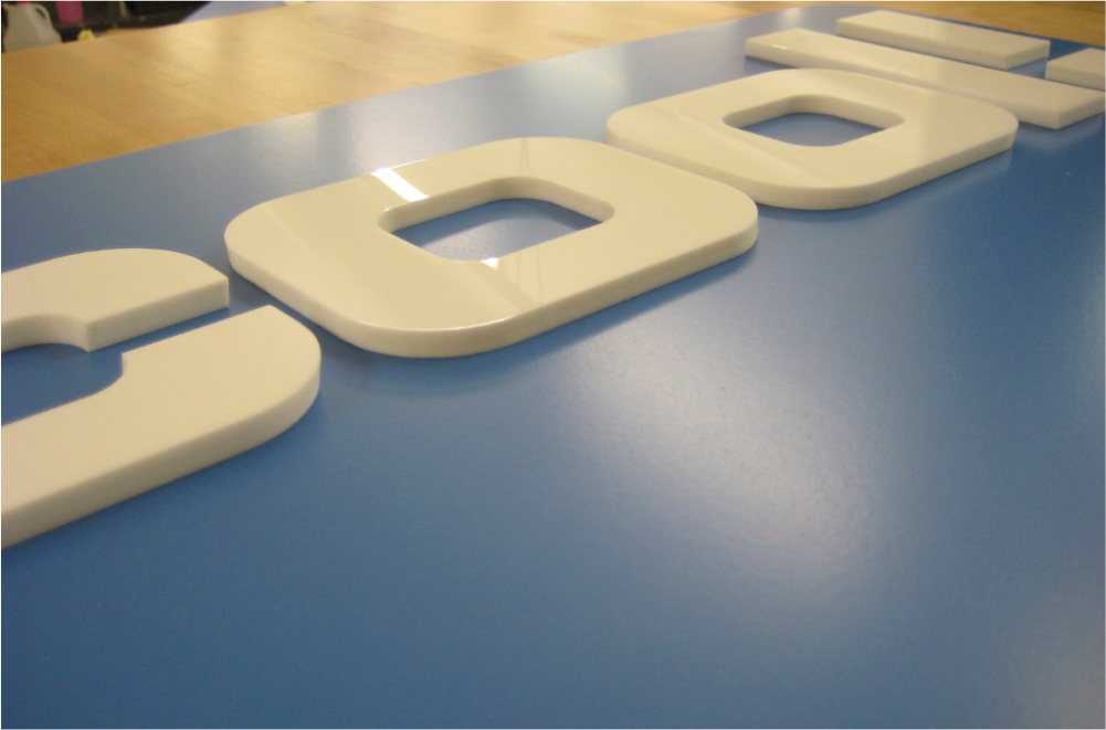 Die Schrift aus Plexiglas auf furniertes blaues Holz als Ladenschild