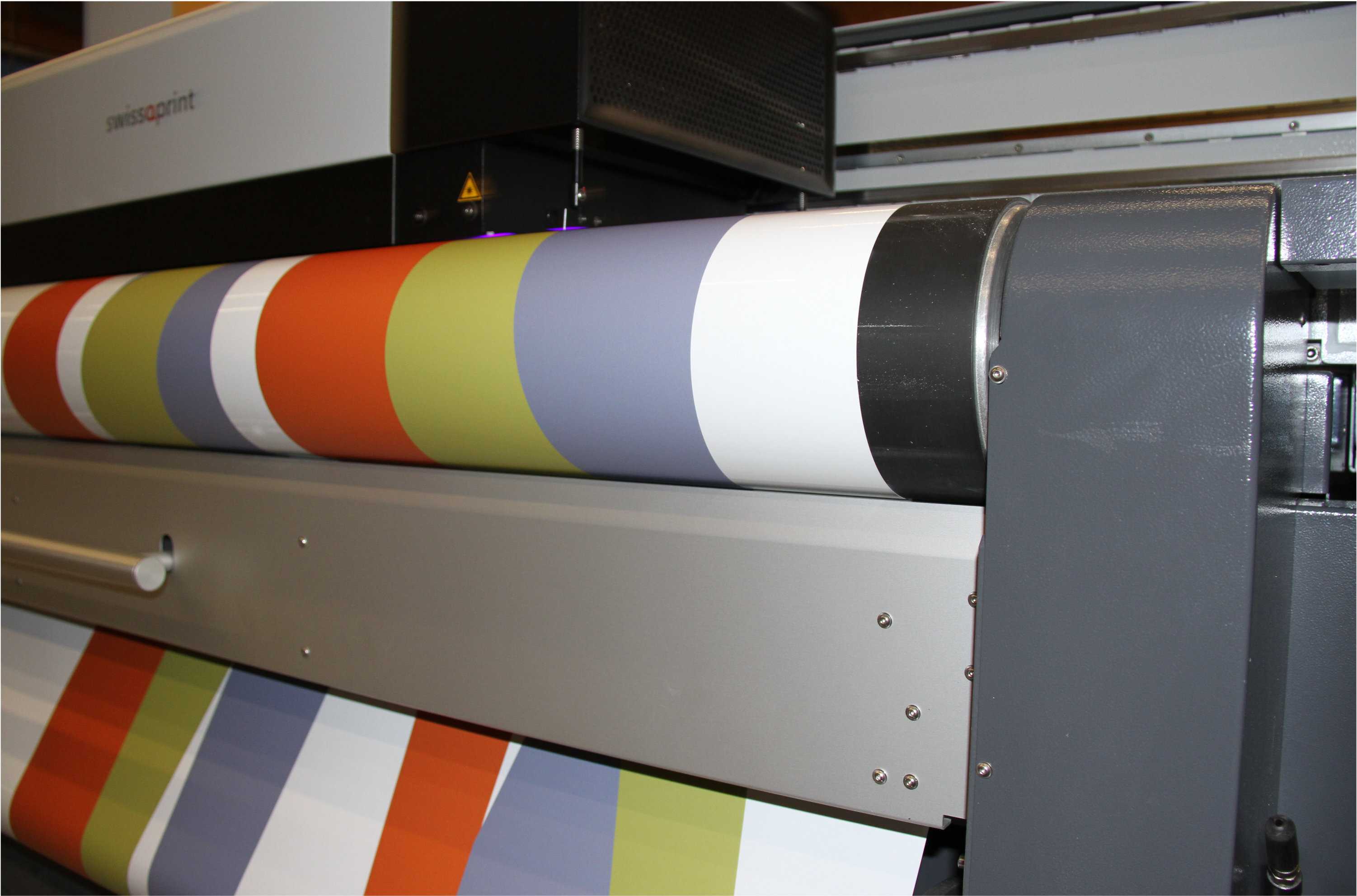 Druck des Designs auf unserer UV Druckmaschine. Anschließend wurden die verschiedenen Bestandteile ausgeplottet.