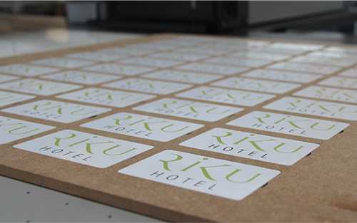 Werkzeug bestückt mit fertig gedruckten Keycards mit Ihrem Motiv