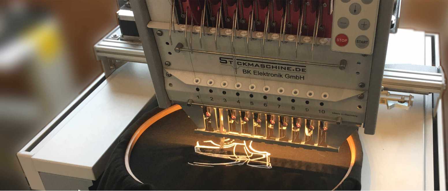 Stickmaschine veredelt Textil